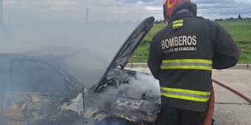 Bomberos contuvieron las llamas del vehículo en el centro de Córdoba. (Ilustrativa)