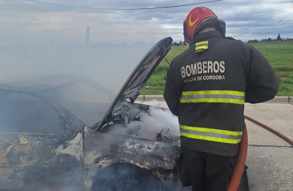 Un auto se incendió en el centro de Córdoba y asustó a vecinos y comerciantes