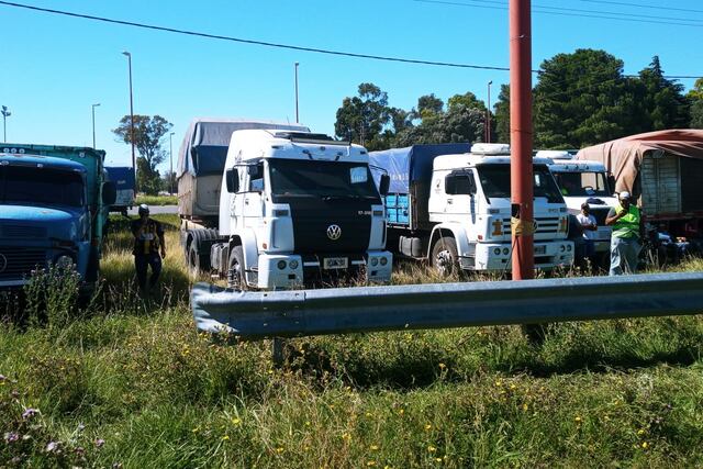 Camioneros autoconvocados continúan con el paro en la intersección de la Ruta 3 y 228.