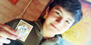 Julián sacó en su tercer paquete la figurita dorada de Lionel Messi.
