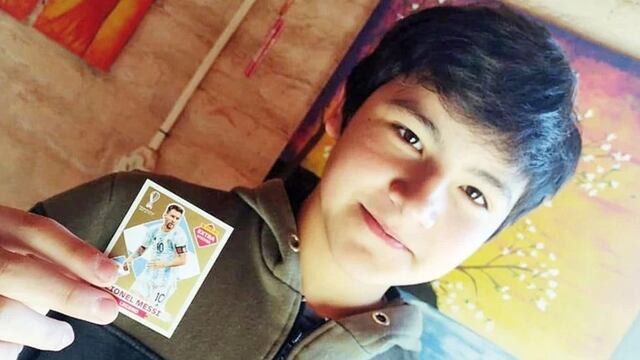 Julián sacó en su tercer paquete la figurita dorada de Lionel Messi.