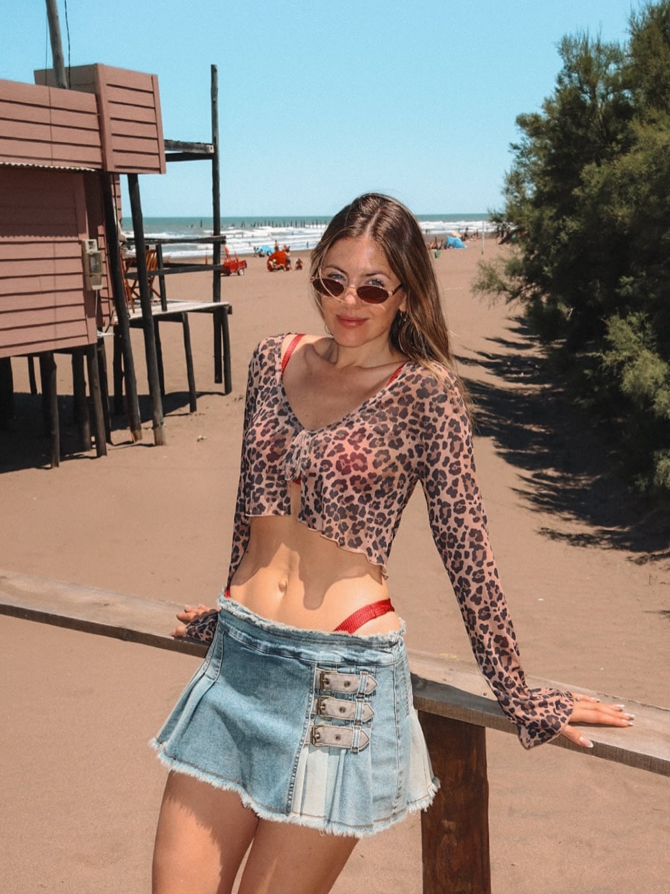 Stephanie Demner se sumó a la tendencia de la temporada y combinó a la perfección animal print con jean
