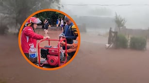 Calles anegadas, intensa lluvia y ráfagas de viento en Villa del Dique.