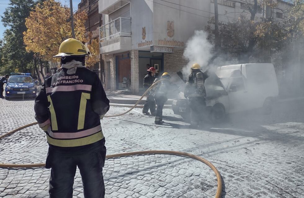 Incendio de una camioneta en el centro de la ciudad