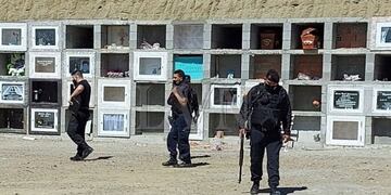 Jóvenes en estado de ebriedad ingresaron al cementerio y abrieron un ataúd para despedir a un familiar.