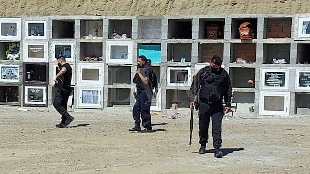 Jóvenes en estado de ebriedad ingresaron al cementerio y abrieron un ataúd para despedir a un familiar.