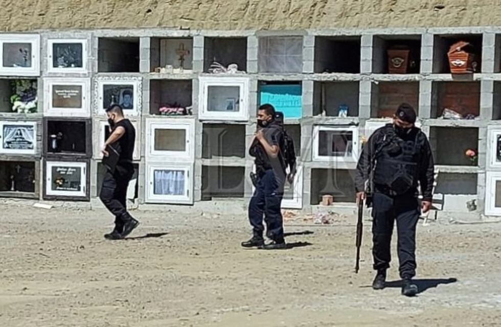 Estaban alcoholizados, entraron al cementerio y abrieron un ataúd para despedir a un familiar