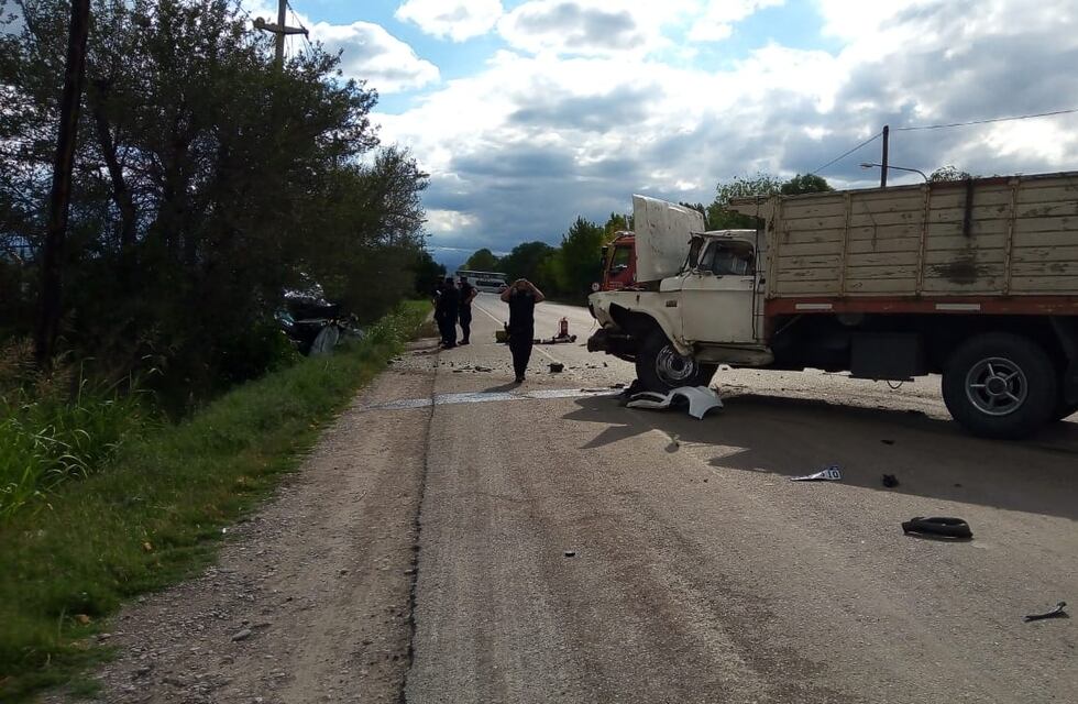 Murió un hombre tras un  choque frontal con un camión