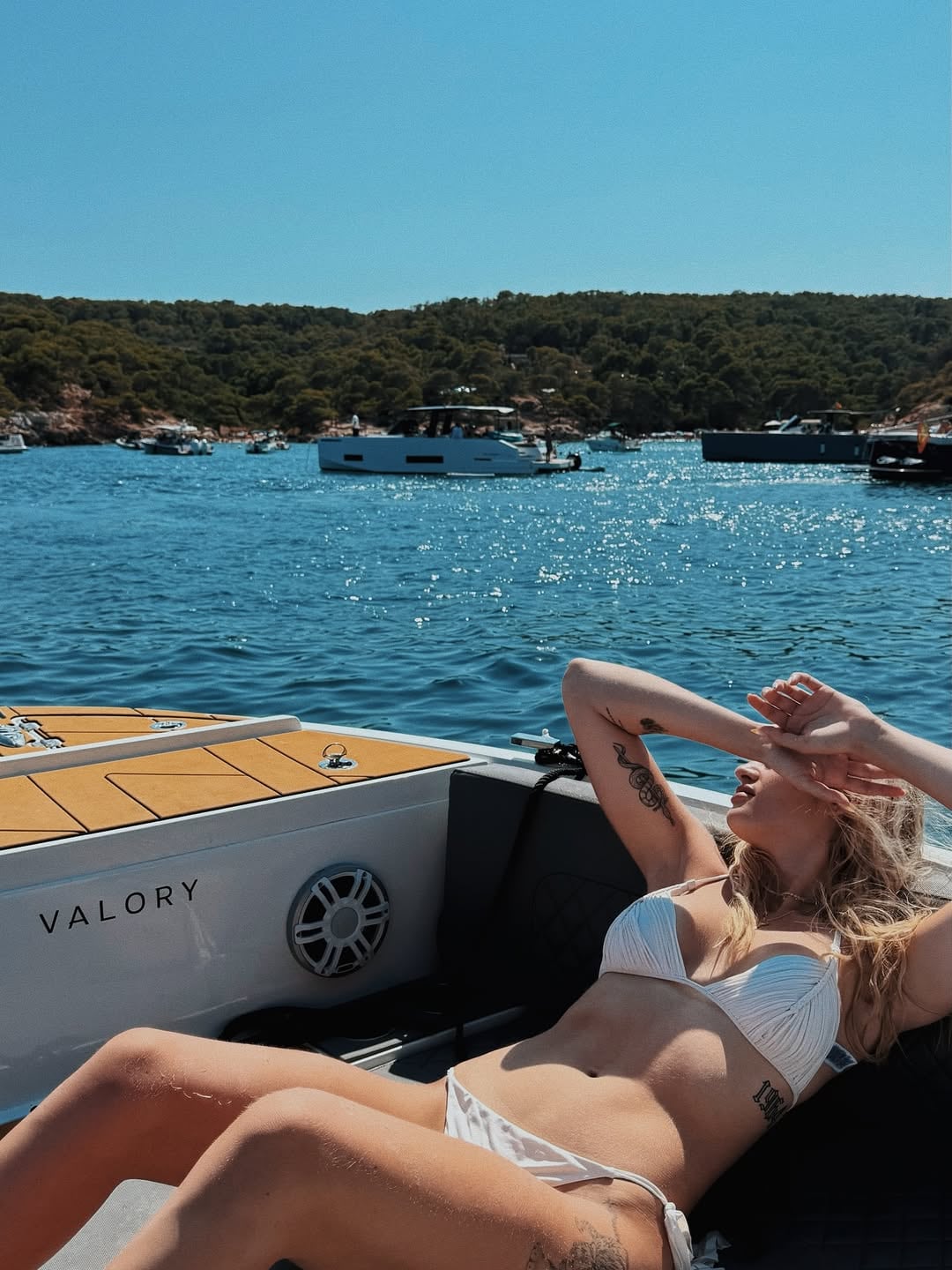 Martita Fort presumió sus curvas en microbikini desde el verano europeo