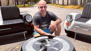 De ser carpintero de barcos a crear sillones con piezas de autos recicladas: el emprendedor que llegó a Calle Corrientes