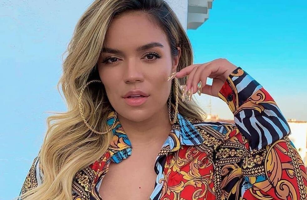 Karol G deslumbró desde Ferrari con un minivestido deportivo