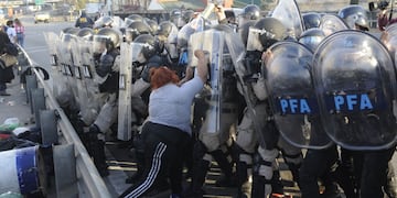 Incidentes en Puente Pueyrredón. (Foto: Clarín)