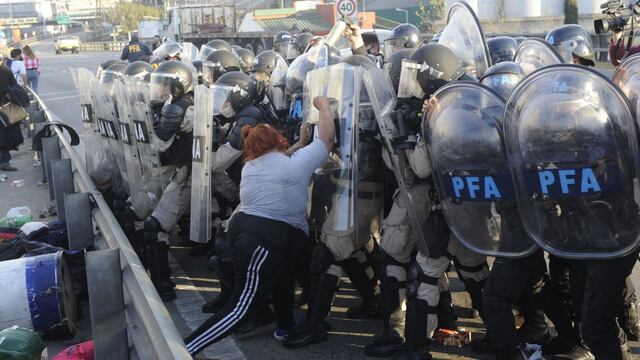 Incidentes en Puente Pueyrredón. (Foto: Clarín)