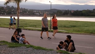 Turismo del fin de semana largo en la costanera del lago y en la peatonal de Villa Carlos Pa. Foto La Voz