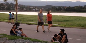 Turismo del fin de semana largo en la costanera del lago y en la peatonal de Villa Carlos Pa. Foto La Voz