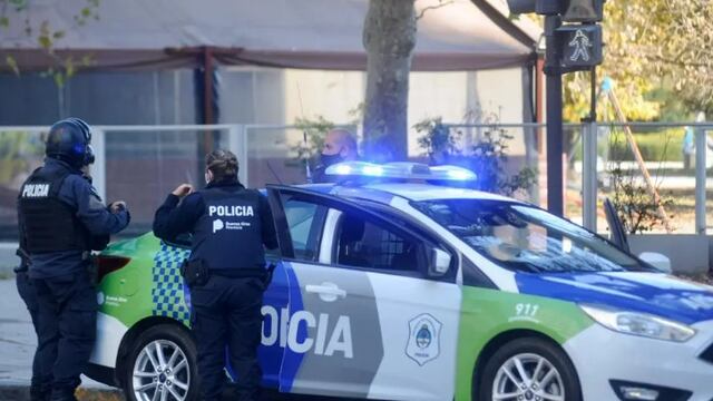 Un ladrón robó en un local de La Plata y la secuencia quedó filmada.