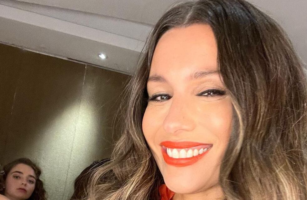 Pampita vuelve a la conducción del Hotel de los Famosos y mostró su conjunto estampado de casi 70 mil pesos