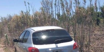 Los delincuentes maniataron a los ancianos y escaparon en el Peugeot 207, luego lo abandonaron.