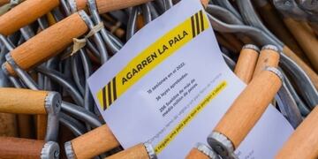 “Agarren la pala”: el insólito mensaje que mando un empresario al congreso junto con un regalo muy particular