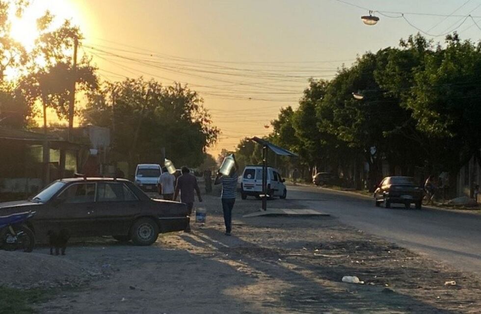 Inició una colecta de bidones de agua para un barrio rosarino que solo cuenta con una canilla con agua “potable”