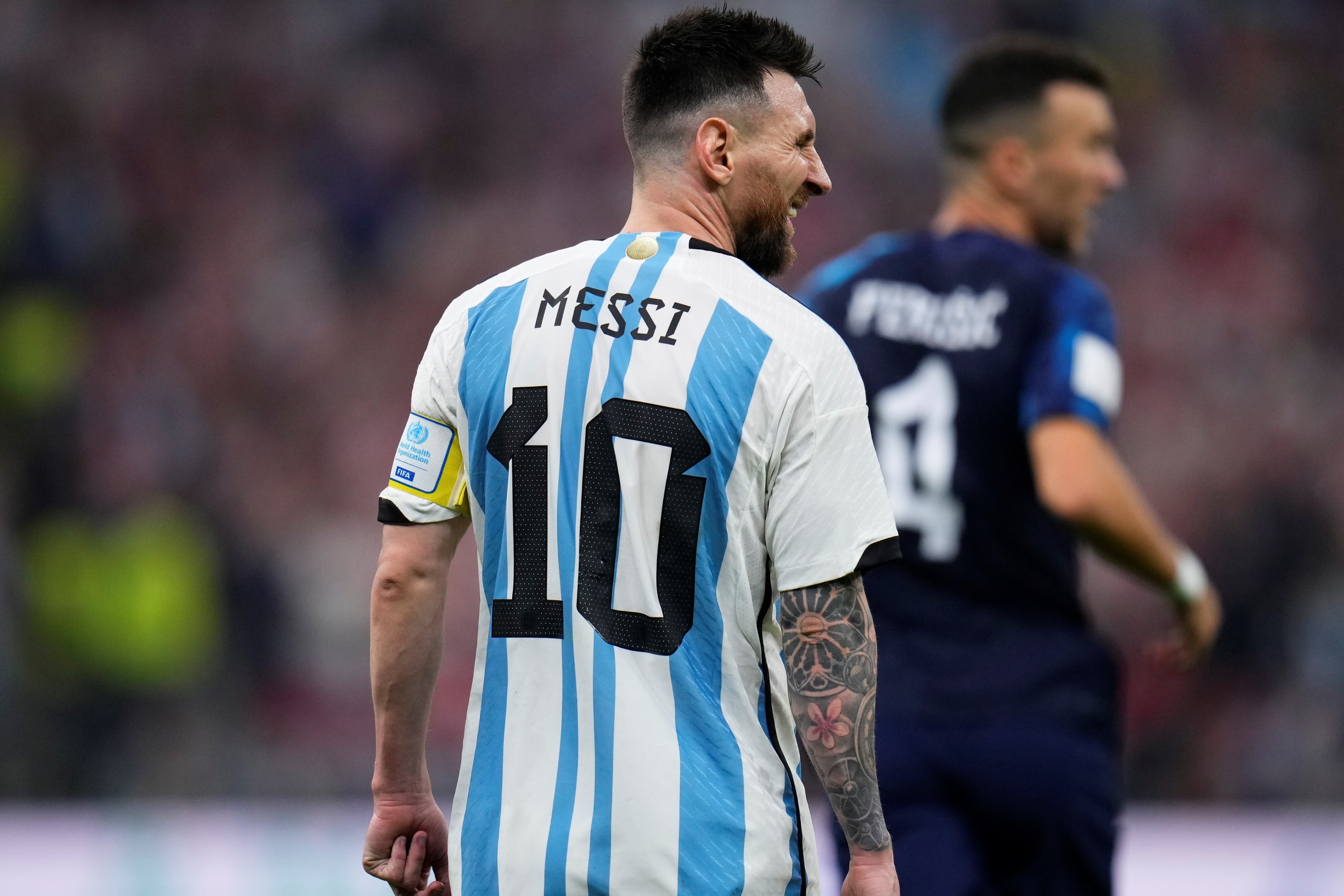 Se subasta la camiseta que Messi usó ante Croacia en las semifinales de Qatar 2022. (AP)