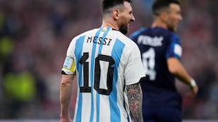 Se subasta la camiseta que Messi usó ante Croacia en las semifinales de Qatar 2022. (AP)