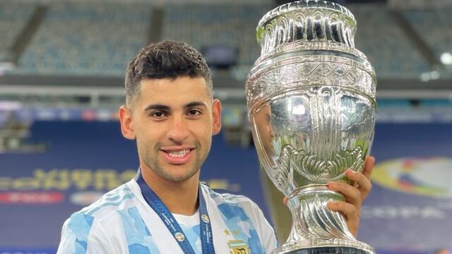 El defensor cordobés Cristian "Cuti" Romero junto a la Copa América. A sus 23 años, no tiene techo. (Instagram Cuti Romero).