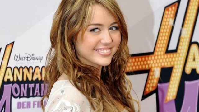 Miley Cyrus en una alfombra roja por Hannah Montana.
