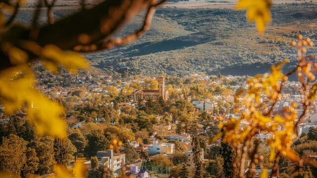 Está rodeada de cimas que hacen de miradores. (Turismo La Falda)
