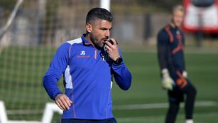 El entrenador Javier Gandolfi debe rearmar a Talleres, con bajas que se pierden el debut de este sábado.