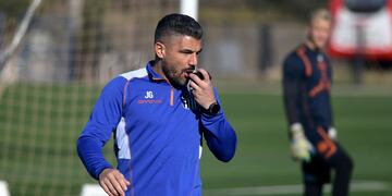 El entrenador Javier Gandolfi debe rearmar a Talleres, con bajas que se pierden el debut de este sábado.