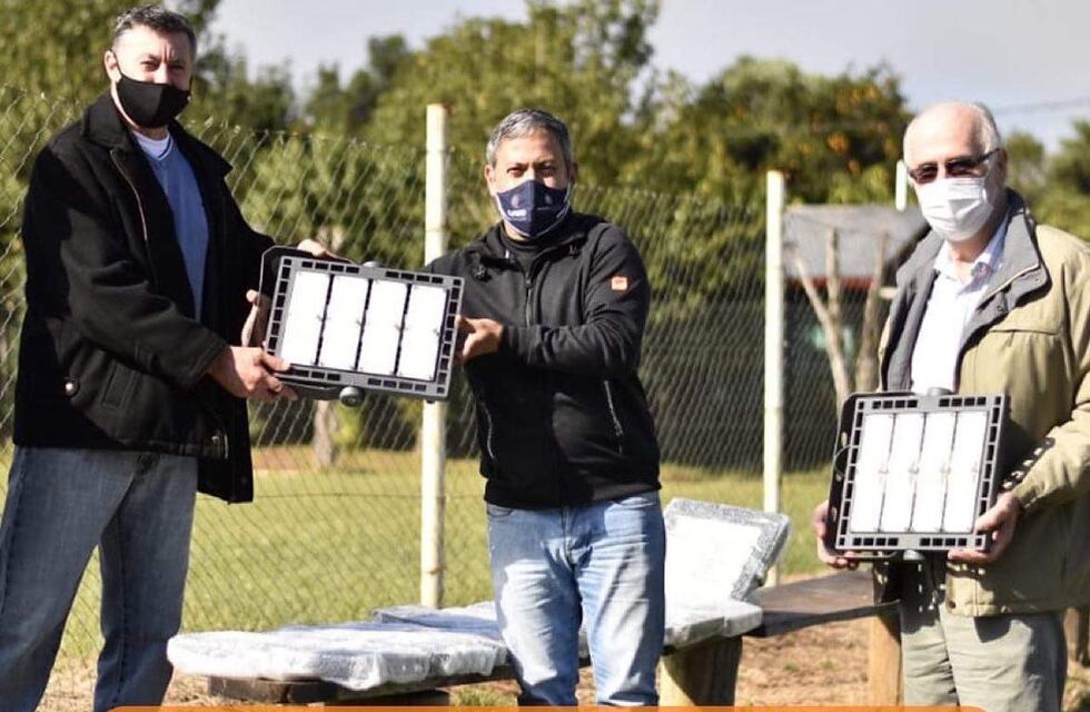 Colonia Aurora: entrega de luminarias LED