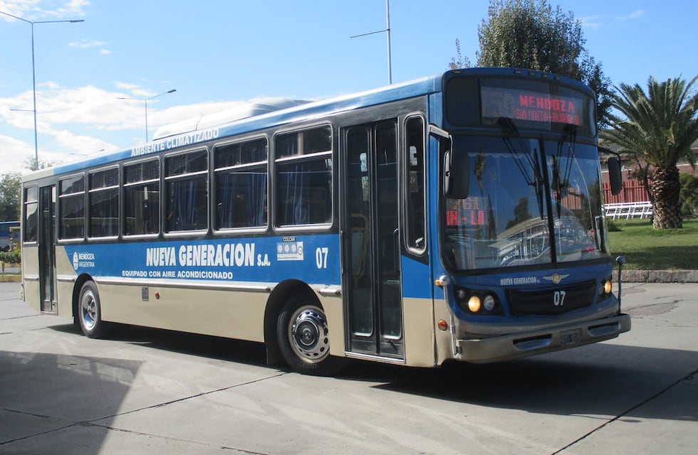 Tres menores se subieron a un micro en San Martín, hirieron a una persona y tras detenerlos fueron liberados