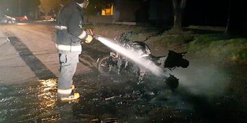 Fue parado en Villa Valeria y decidió quemar la moto en la que iba.