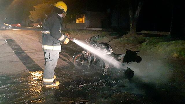 Fue parado en Villa Valeria y decidió quemar la moto en la que iba.