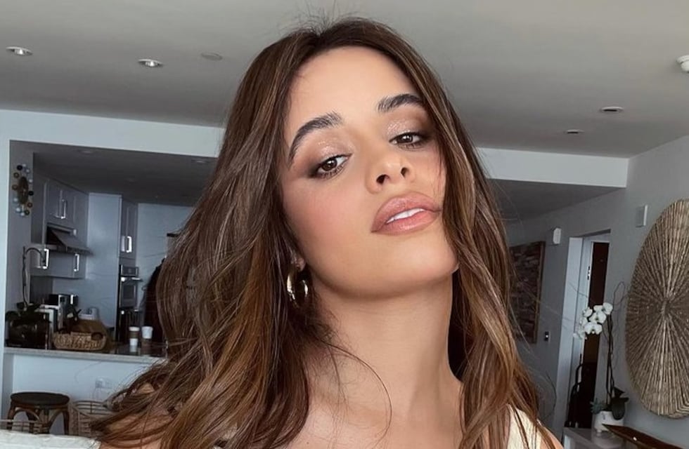 Camila Cabello sorprendió en la alfombra roja de los Grammy 2023 con un minitop transparente