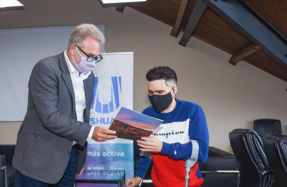 Nicolás Lima y su entrenadora fueron reconocidos por la Municipalidad