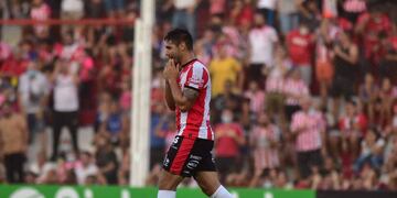 No lo puede creer. Gabriel Graciani tuvo la situación más concreta para Instituto y se le fue alta (Nicolás Bravo).