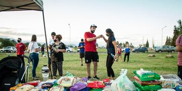 La solidaridad de los vecinos en Carnaval disfrutaron y colaboraron con la propuesta del municipio para ayudar a las familias de la Alta Montaña lasherina.