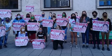 Militantes feministas y amigos de los padres de la víctima se manifestaron en los Tribunales previo a las audiencias de noviembre. (@malajuntaros)