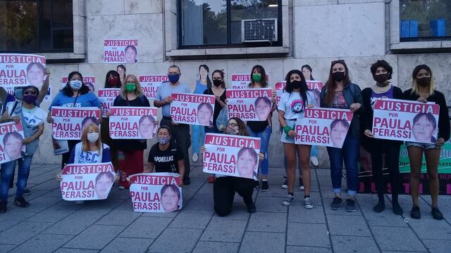 Militantes feministas y amigos de los padres de la víctima se manifestaron en los Tribunales previo a las audiencias de noviembre. (@malajuntaros)