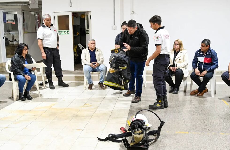 Bomberos Voluntarios recibió el aporte económico de la Municipalidad de Arroyito y de AMA