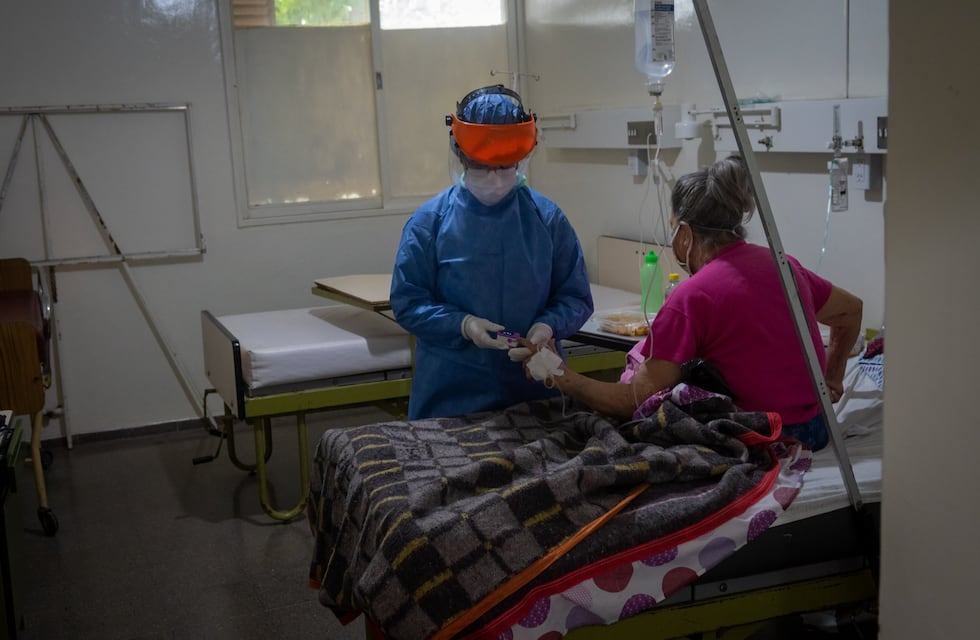 Mendoza está en una meseta alta de casos y evalúan sumar restricciones