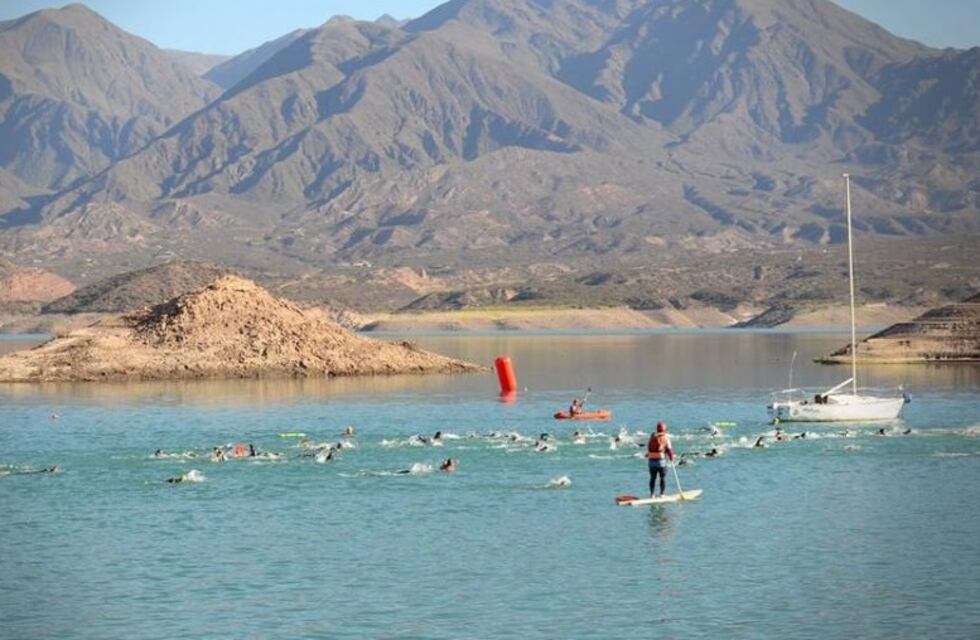 Alerta Dique Potrerillos: denuncian irregularidades en los entrenamientos de atletas en aguas abiertas