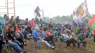 Una multitud en el Autódromo "Ciudad de Rafaela", mirando la carrera del Turismo Carretera