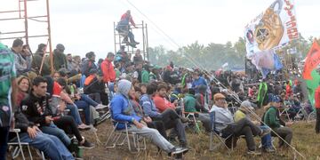 Una multitud en el Autódromo "Ciudad de Rafaela", mirando la carrera del Turismo Carretera