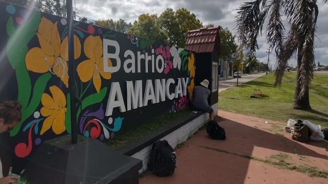 Cartel de ingreso al barrio Amancay, intervenido artísticamente