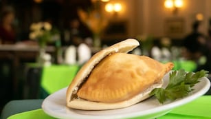 La peculiar costumbre de comer empanadas con pan