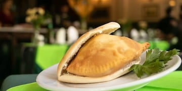 La peculiar costumbre de comer empanadas con pan