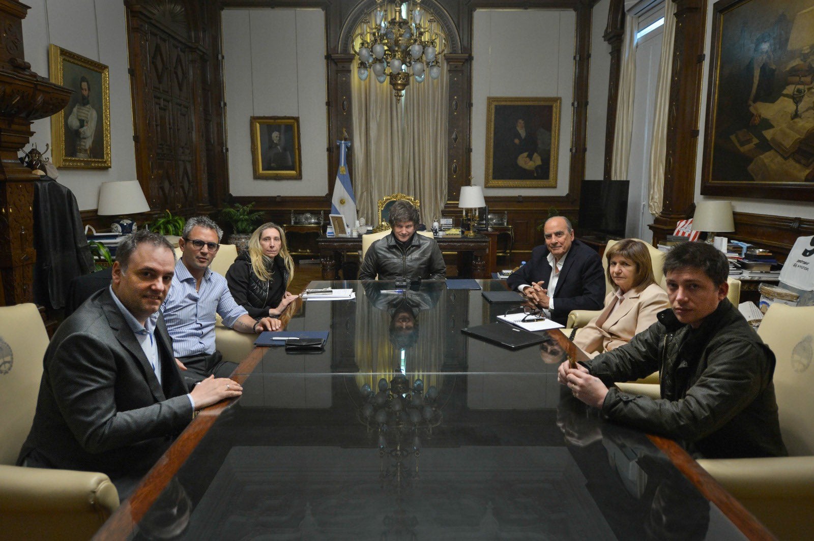 Mesa política.